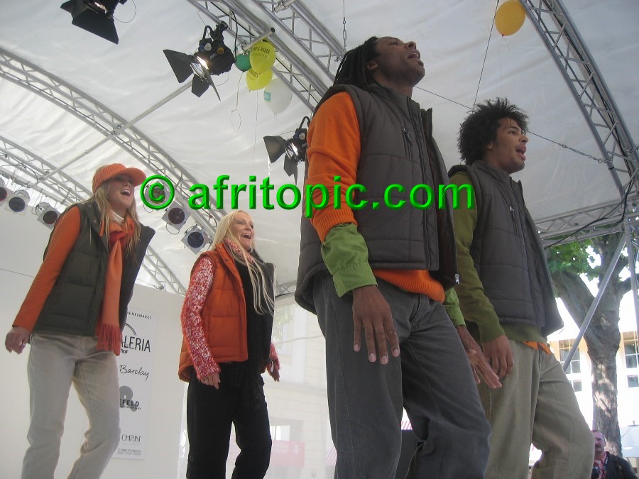 ../Images/Krefeld-Strssenmodenschau-2005 230.jpg